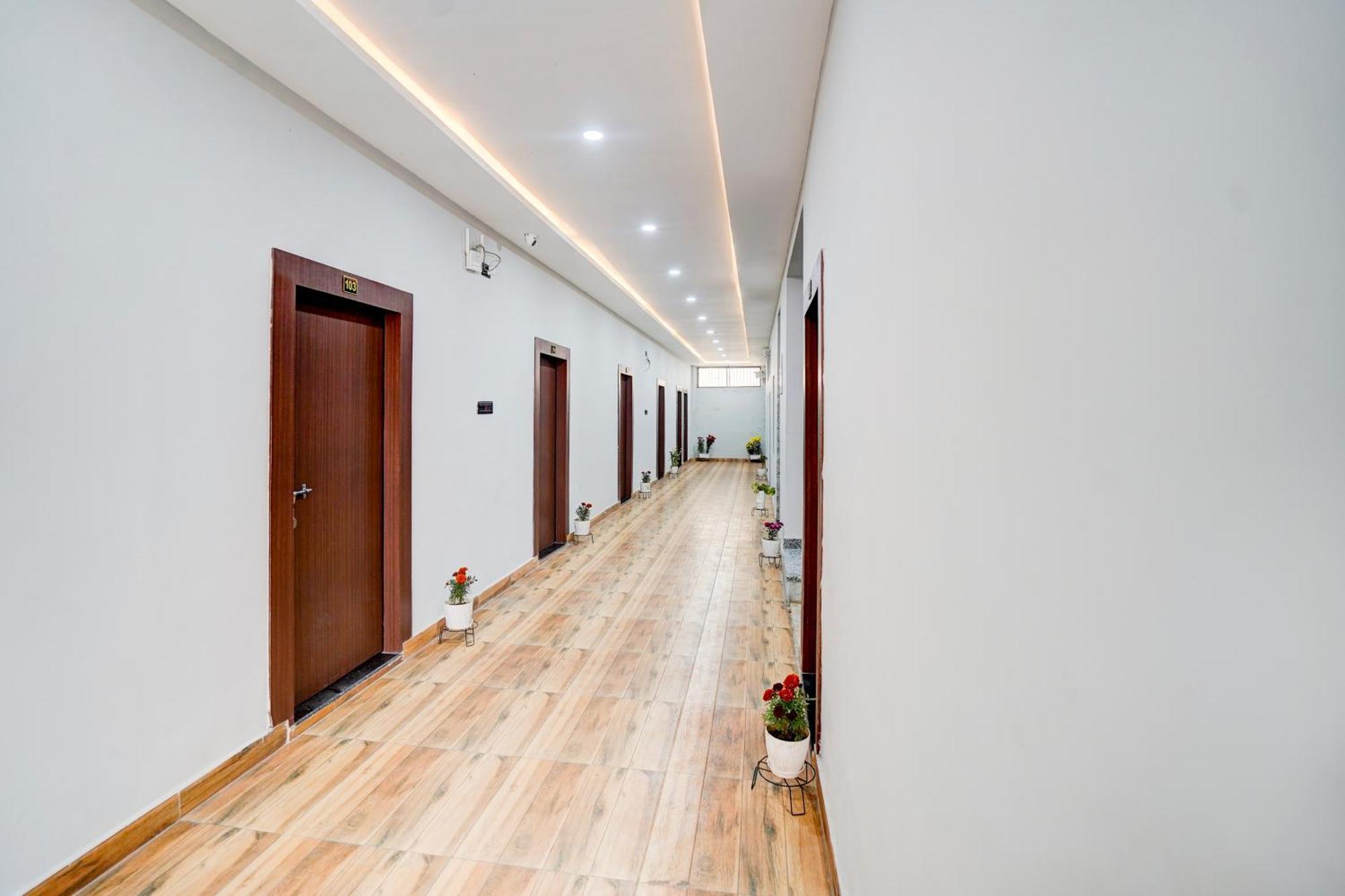 Hotel Vibe Blu- Váránaszi Kültér fotó